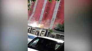 Incendiu puternic la un tramvai din Capitală. Linia 32 este blocată de zeci de minute