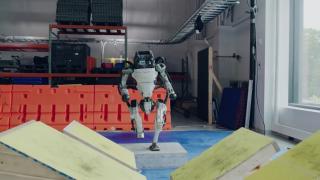 Robotul Atlas a învăţat cum să facă Parkour: Urcă şi coboară, se balansează şi poate executa chiar şi sărituri pe spate