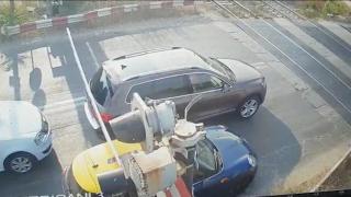 Doi şoferi au blocat nordul Capitalei după ce au forţat bariera. Un angajat CFR a vrut să salveze situaţia cu ciocanul