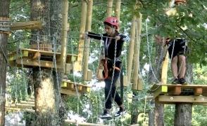 Cel mai mare parc de aventură din Gorj și-a deschis porțile. Iubitorii de adrenalină se pot bucura de 66 de jocuri și 6 trasee