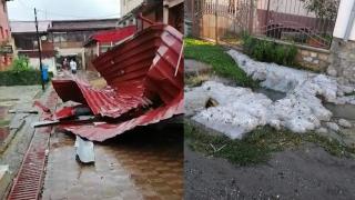 ''Nu se vedea cerul cu pământul.'' Urgia care a lovit mai multe oraşe din ţară a smuls acoperişuri şi a dat traficul peste cap