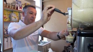 Un român din Borşa a renunţat la viaţa în Italia şi a deschis o afacere în oraşul natal. "Mă gândeam că dacă mor nu o să ştie nimeni unde sunt"