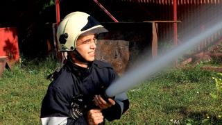Raymond, adolescentul din Baia Mare care de doi ani împarte şcoala cu voluntariatul la SMURD: "Am crescut aproape de pompieri"