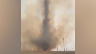 Tornadă de foc şi praf, filmată în Rusia. Imagini spectaculoase surprinse la graniţa cu Kazahstan
