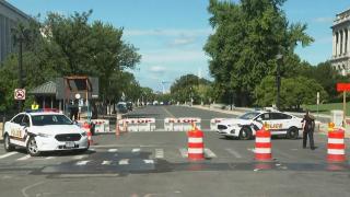 Alertă cu bombă la Capitoliul din Washington. Un bărbat care scanda împotriva politicienilor a pătruns cu o camionetă pe trotuar