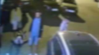 Frați snopiți în bătaie lângă un bar din Vaslui. Barmanița a încercat să intervină, dar a fost și ea agresată