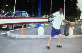 Mai mulţi bucureşteni au pus gând rău barierelor din sectorul 4. Un bărbat nu s-a lăsat până nu a rupt braţul uneia dintre ele - VIDEO