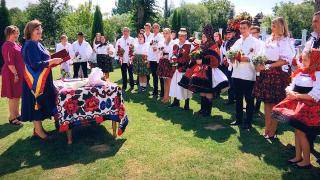 Nuntaşii din Ţara Oaşului dau bani grei pentru a păstra tradiţia. Un costum brodat cu mărgele poate ajunge şi până la 5 mii de euro