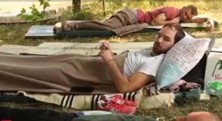 Maratonul lenei în Muntenegru. Participanţii au voie doar să mănânce, să bea şi să stea pe internet, iar la final pot câştiga 300€