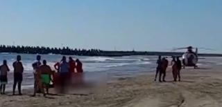 Un clujean e în stare critică, după ce a sărit în mare să-și salveze fiul de 12 ani. Bărbatul nu știa să înoate, iar curenții l-au tras în larg