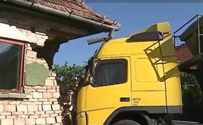 Un tânăr din Mureș s-a trezit, în toiul nopții, cu TIR-ul în casă. Șoferul ar fi pierdut controlul volanului: "Toată casa s-a zguduit"