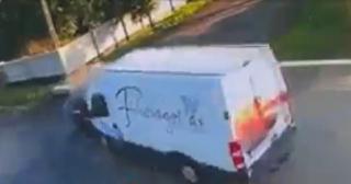 O dubă, în care se afla şi un copil, s-a izbit într-o maşină care circulă cu viteză, în Suceava. Vehiculul a fost proiectat zeci de metri în faţă