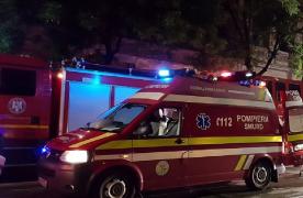 Un tânăr de 19 ani se zbate între viaţă şi moarte, după ce maşina pe care o conducea a fost lovită de două ori în doar câteva secunde
