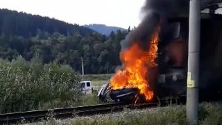 Imagini cu locomotiva unui tren în flăcări, după ce a lovit o maşină în Harghita. Două persoane au murit carbonizate - VIDEO