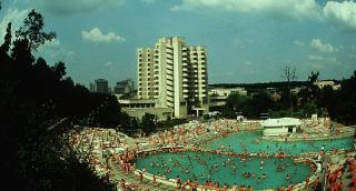 Mii de oameni s-au relaxat la Băile Felix. Turiştii au luat cu asalt, de la primele ore, piscinele şi jacuzzi-urile