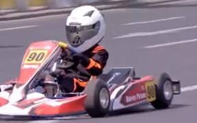 Calea Victoriei a devenit pistă de karting pentru copii. Micuții piloți se pregătesc pentru marea finală de duminică
