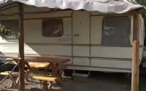 Vacanță la rulotă, ideea de succes a unui cuplu din Bihor. Cei doi şi-au investit economiile în 18 "case pe roţi" aduse din Franţa