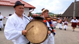 Uliţele prind culoare: Maramureşenii care au ales calea străinătăţii se întorc o dată pe an acasă pentru a nu-şi pierde rădăcinile