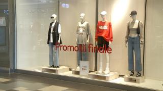 Veste bună pentru iubitorii de cumpărături. Reducerile din luna august sar şi de 50% la anumite colecţii vestimentare