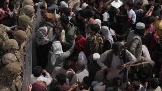 Oameni călcaţi în picioare, haos şi disperare, lângă aeroportul din Kabul. Americanii sunt în alertă pentru posibile atacuri teroriste în zonă