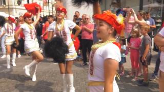 Turişti din toate colţurile lumii, la Festivalul Internaţional de Teatru de la Sibiu. O miniatură a Bisericii Evanghelice, atracţia evenimentului