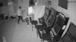 Doi hoți din Botoșani s-au chinuit să jefuiască o sală de jocuri, distrugând ușa, deși geamul era spart