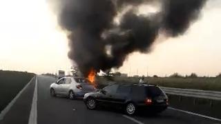 O maşină a luat foc pe Autostrada Soarelui. Şoferul ar fi adormit la volan