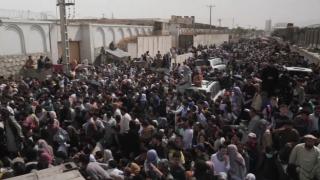 Un copil de doi ani a murit călcat în picioare la aeroportul din Kabul. Talibani şi terorişti ISIS s-ar putea infiltra printre refugiați