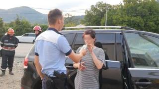 O şoferiţă beată din Neamţ a băgat trei oameni în spital. Abia putea să sufle în etilotest: "Nu mai pot aşa! De unde, Doamne iartă-mă, să am atâta aer?"
