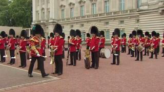 Schimbarea gărzii de la Palatul Buckingham s-a transformat într-un veritabil spectacol