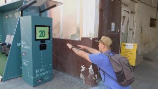 Faci sport, primeşti gratuit bilet de autobuz. Clujenii au făcut peste 1 milion de genuflexiuni în faţa unui automat