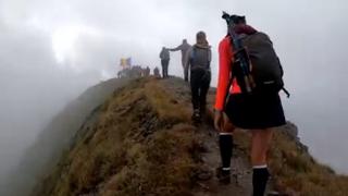 Selfie-ul perfect se face pe "Acoperişul României". Românii fac coadă pe Vârful Moldoveanu pentru fotografii de Instagram