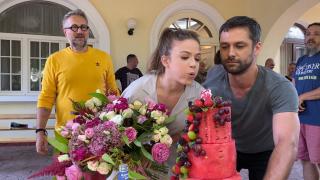 Mara Oprea şi-a serbat ziua de naştere pe platourile de filmare. Ce surpriza i-au  pregătit colegii