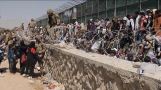 Talibanii somează SUA să se retragă la 31 august. Mii de oameni disperaţi continuă să aştepte, pe aeroportul din Kabul, plecarea spre libertate