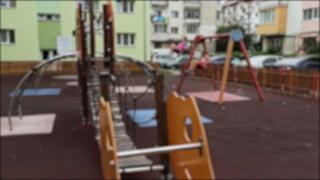 Anchetă după ce un copil de 7 ani s-a electrocutat într-un parc din Bistriţa. Firma care s-a ocupat de mentenanţă nu a dorit să discute cazul