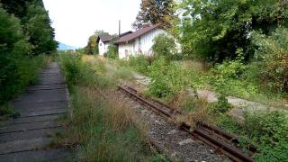 Gară CFR modernizată cu 2 milioane de lei, deși trenul nu mai trece de 14 ani pe acolo. Stația are și un angajat