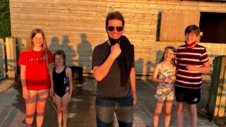 Tom Cruise a aterizat cu elicopterul în curtea unei familii de britanici. "Oamenii nu ne-au crezut, dar am făcut câteva poze"