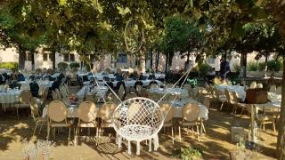 Nunţi şi botezuri, în curtea unui liceu din Calafat, cu binecuvântarea Consiliului Local. Conducerea unităţii de învăţământ este nemulţumită