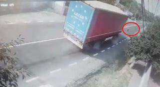 Un şofer din Buzău a evitat în ultima secundă să dea peste o bătrână, care traversa neregulamentar, şi s-a oprit cu TIR-ul în curtea unei case din Galaţi