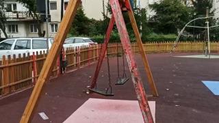 Un copilaș s-a electrocutat într-un parc de joacă din Bistrița. Părinții băiatului sunt revoltați