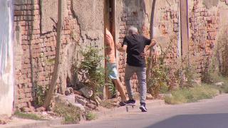 O clădire de patrimoniu din centrul Capitalei a devenit raiul traficanţilor de etnobotanice. "Ne e frică să trecem pe aici, sincer vă zic"