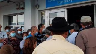 Două scaune, soluția găsită de conducerea Spitalului din Drobeta-Turnu Severin pentru cozile de la ambulatoriu