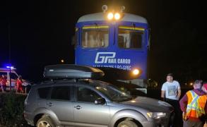 Maşină izbită violent de un tren încărcat cu GPL. Şoferul nu s-ar fi asigurat la traversarea liniilor