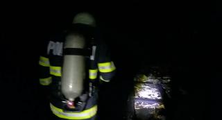 O fetiţă de 2 ani şi tatăl ei, blocaţi într-o clădire din Râmnicu Vâlcea, după ce subsolul a fost cuprins de flăcări. Copila a fost intoxicată cu fum