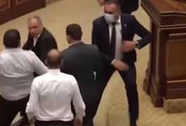 Încăierare în Parlamentul Armeniei. Armata a intervenit pentru a calma spiritele