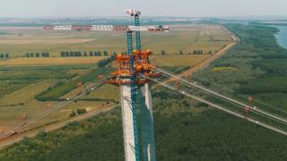 Politicienii merg în pelerinaj la podul de peste Dunăre de la Brăila. Drulă, ministrul Transporturilor, şi Dan Barna au întârziat o oră