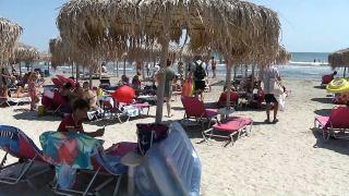 Litoralul îi aşteaptă pe turişti cu preţuri mici: reduceri de 50% pentru şezlonguri şi de până la 70% pentru camere