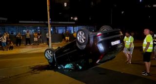 Accident cumplit în Capitală, pe Calea Vitan. Două mașini s-au ciocnit violent, una dintre ele s-a răsturnat după impact