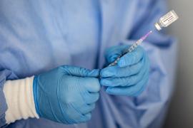 Vaccinare la domiciliu: medicii de familie vor fi plătiţi în plus pentru a se deplasa la locuinţa pacientului