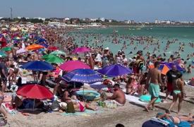 Aglomerație pe litoral, mai ceva la început de sezon. La Saturn, printre prosoape şi şezlonguri n-aveai loc să arunci un ac